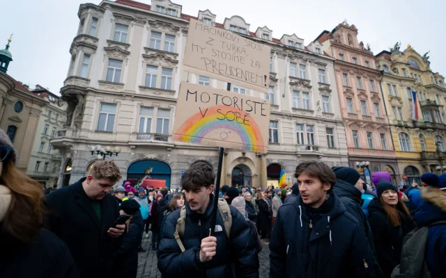 FOTO: Flanelky i provokativní transparenty. Demonstrace na Staromáku dala prostor kreativitě