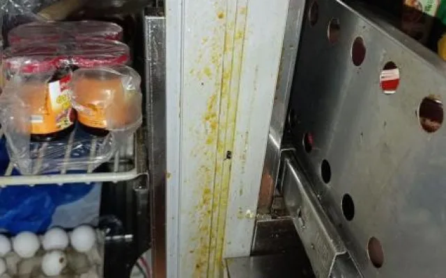 Plíseň, špína, žádný záchod. Restauraci v Praze kvůli desítce prohřešků hned zavřeli