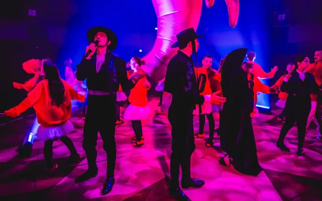 Nová Spirála představila inscenaci Tauše a Holého Human Zoo – Gospelová anarchie