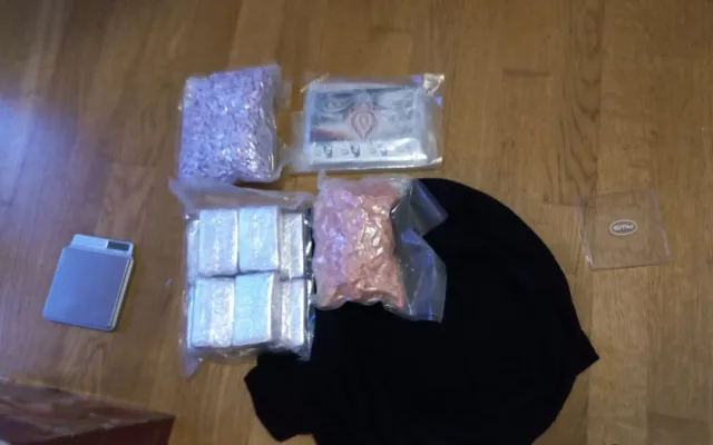 VIDEO: Gang pašoval do Prahy kokain v dortech. Dali si práci i se zdobením šlehačkou
