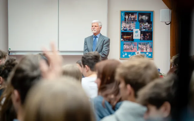 FOTO: Turnaj v přehazované a debata na tělo. Prezident Pavel se vrátil do školy