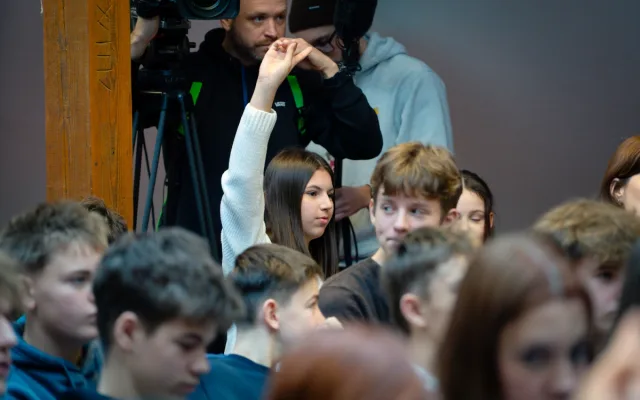 FOTO: Turnaj v přehazované a debata na tělo. Prezident Pavel se vrátil do školy