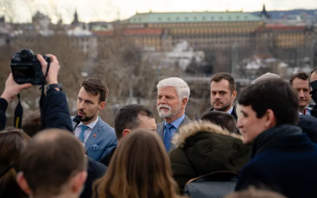 VIDEO: Prezident ve virtuální realitě. Díky speciálním brýlím se prošel Vltavskou filharmonií