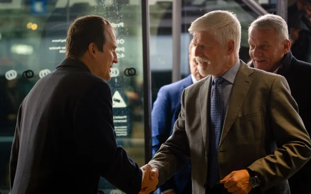 VIDEO: Prezident ve virtuální realitě. Díky speciálním brýlím se prošel Vltavskou filharmonií