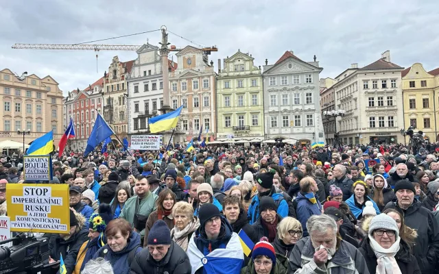 Staroměstské náměstí stojí za Ukrajinou. Shromáždění zahájil prezident Pavel