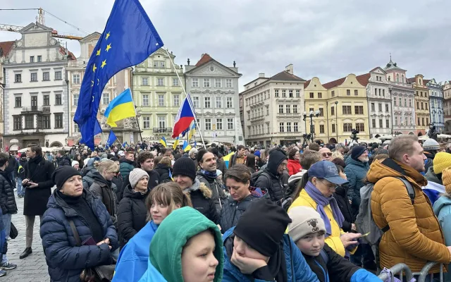 Staroměstské náměstí stojí za Ukrajinou. Shromáždění zahájil prezident Pavel