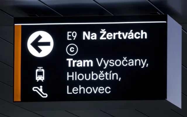 Konec tápání v metru? Pražský dopravce testuje nové přehlednější tabule
