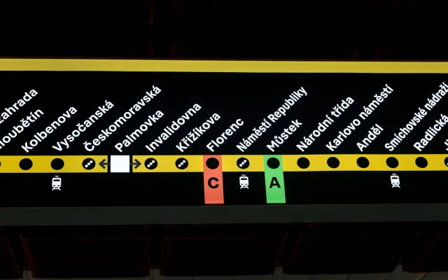 Konec tápání v metru? Pražský dopravce testuje nové přehlednější tabule