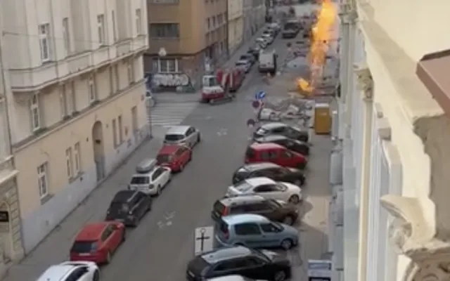 VIDEO: V ulici na Letné hoří plyn, lidé se museli evakuovat
