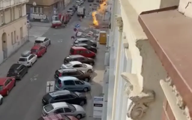 VIDEO: V ulici na Letné hoří plyn, lidé se museli evakuovat