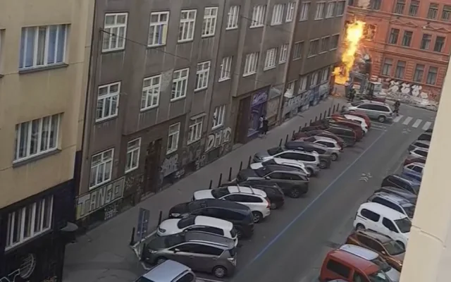 VIDEO: V ulici na Letné hoří plyn, lidé se museli evakuovat