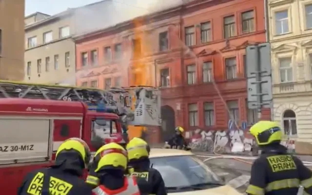 VIDEO: V ulici na Letné hoří plyn, lidé se museli evakuovat