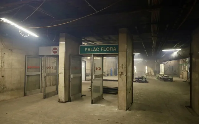 FOTO: Ze stanice Flora je staveniště, sovětské eskalátory už jsou pryč