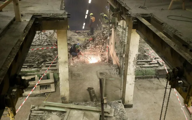 FOTO: Ze stanice Flora je staveniště, sovětské eskalátory už jsou pryč