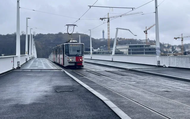 VIDEO: Dvorecký most otestovaly tramvaje a autobusy, trať prošla na výbornou