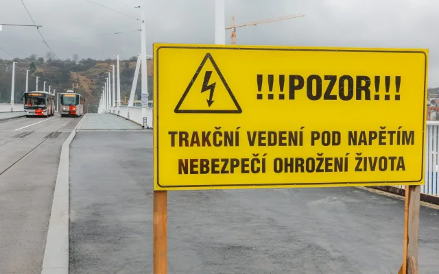 VIDEO: Dvorecký most otestovaly tramvaje a autobusy, trať prošla na výbornou