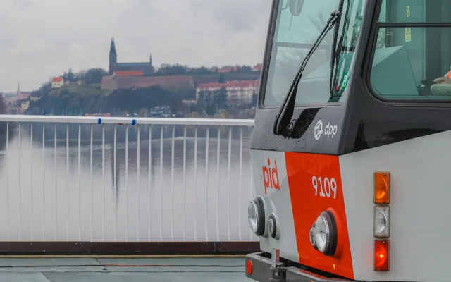 VIDEO: Dvorecký most otestovaly tramvaje a autobusy, trať prošla na výbornou