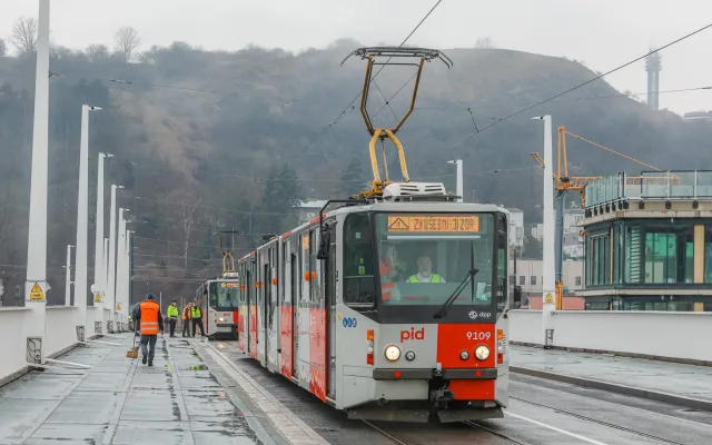 VIDEO: Dvorecký most otestovaly tramvaje a autobusy, trať prošla na výbornou