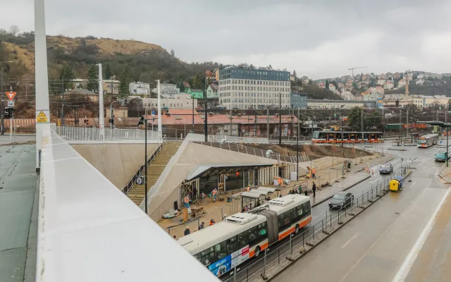 VIDEO: Dvorecký most otestovaly tramvaje a autobusy, trať prošla na výbornou