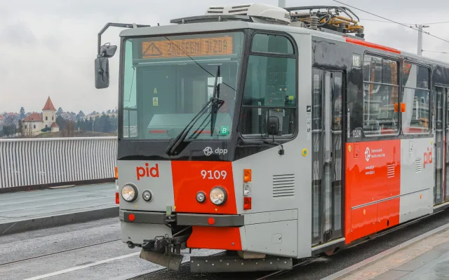VIDEO: Dvorecký most otestovaly tramvaje a autobusy, trať prošla na výbornou