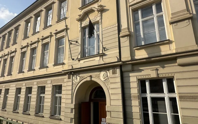 Spolužáci se loučí s dívkou sraženou tramvají. Vedení Prahy 6 posílí dopravní výchovu
