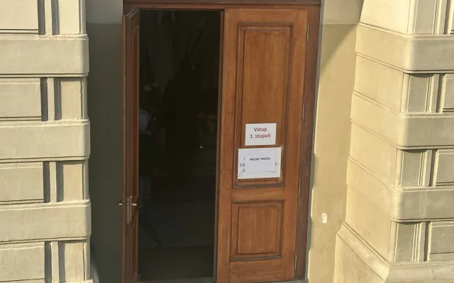 Spolužáci se loučí s dívkou sraženou tramvají. Vedení Prahy 6 posílí dopravní výchovu