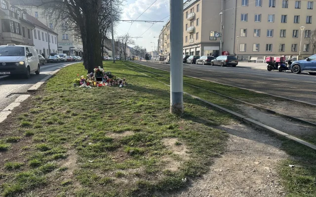 Spolužáci se loučí s dívkou sraženou tramvají. Vedení Prahy 6 posílí dopravní výchovu