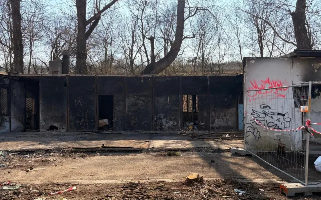 Azbest, tuny odpadků, koše jehel. Praha 4 bourá squat v Braníku, bude tu park