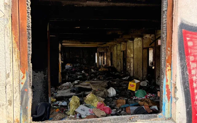 Azbest, tuny odpadků, koše jehel. Praha 4 bourá squat v Braníku, bude tu park