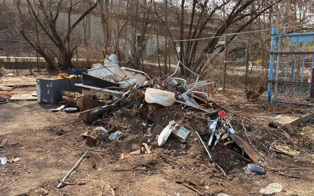 Azbest, tuny odpadků, koše jehel. Praha 4 bourá squat v Braníku, bude tu park