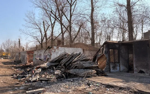 Azbest, tuny odpadků, koše jehel. Praha 4 bourá squat v Braníku, bude tu park