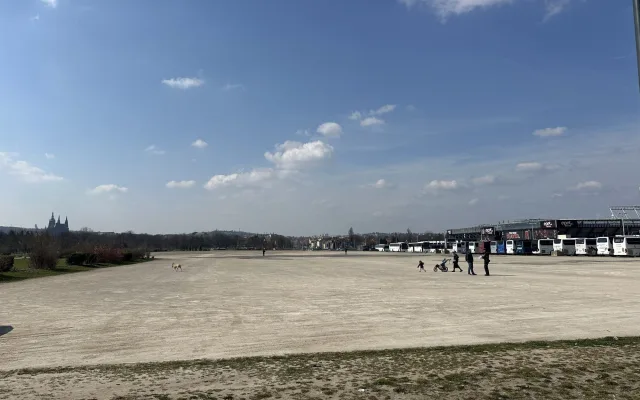 Stovky dobrovolníků, desítky záchodů, sekce pro rodiny. Jak bude vypadat demonstrace na Letné