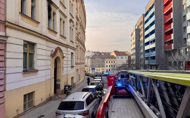 FOTO: Na Žižkově hořel byt. Osmnáctiletý mladík před plameny utekl oknem