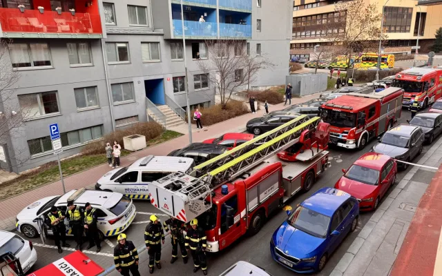 FOTO: Na Žižkově hořel byt. Osmnáctiletý mladík před plameny utekl oknem