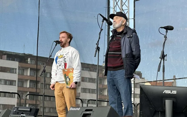 FOTO: Pryč s Burešem a vyděrači. Podívejte se, jak probíhala demonstrace na Letné