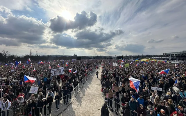 FOTO: Pryč s Burešem a vyděrači. Podívejte se, jak probíhala demonstrace na Letné