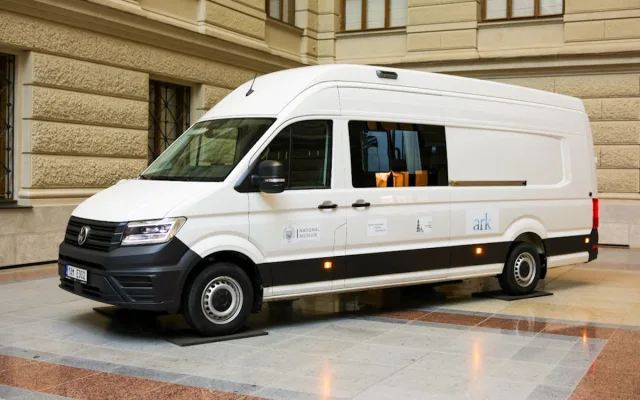 Na Ukrajinu jede z Prahy další mobilní digitalizační pracoviště, bude dokumentovat památky