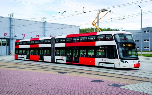 Dvoupatrová tramvaj, létající hasič, bezedná menza. S aprílem si v Praze vyhráli