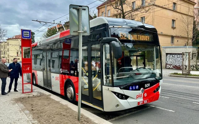 Trolejbusy na nové trati do Jinonic už v rámci zkušebního provozu vozí cestující