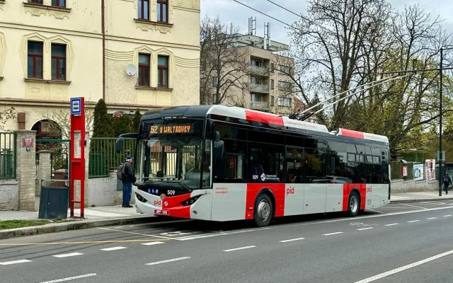 Trolejbusy na nové trati do Jinonic už v rámci zkušebního provozu vozí cestující