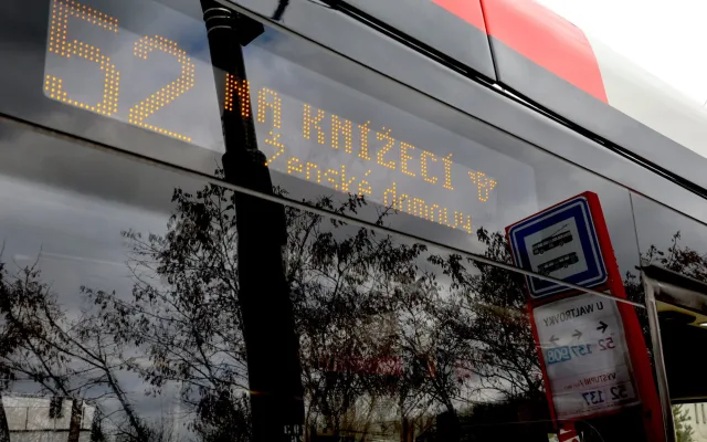 Trolejbusy na nové trati do Jinonic už v rámci zkušebního provozu vozí cestující