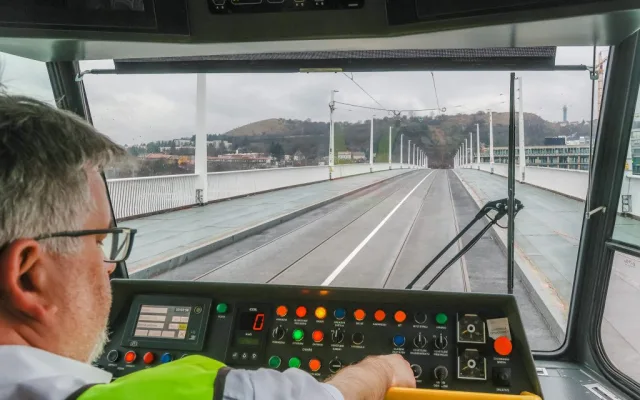 Dvorecký most se otevře za dva týdny. Tramvaje a autobusy zamíří do nových tras