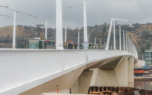 Dvorecký most se otevře za dva týdny. Tramvaje a autobusy zamíří do nových tras