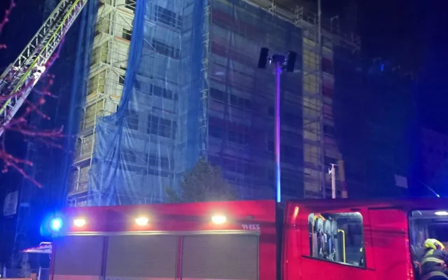 Na radnici Prahy 15 jsou po požáru škody za miliony. Vytopeno je sedm pater kanceláří