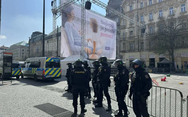 FOTO: Praha se rozdělila na dva tábory. Protestovalo se za práva žen i proti potratům