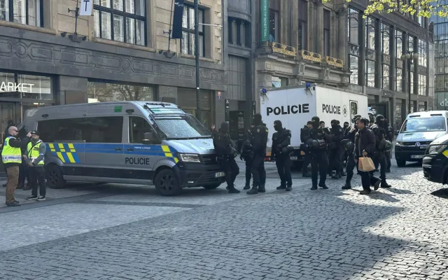 FOTO: Praha se rozdělila na dva tábory. Protestovalo se za práva žen i proti potratům