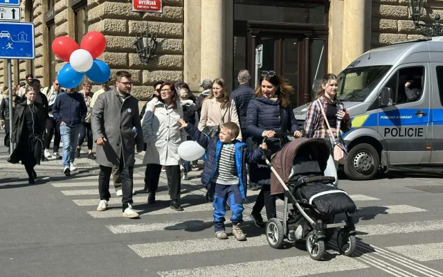 FOTO: Praha se rozdělila na dva tábory. Protestovalo se za práva žen i proti potratům