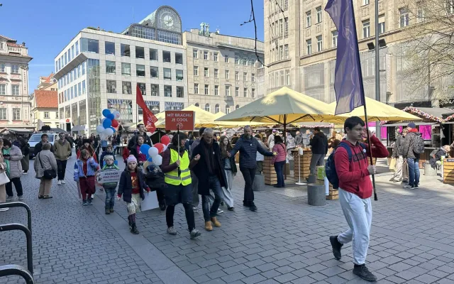 FOTO: Praha se rozdělila na dva tábory. Protestovalo se za práva žen i proti potratům