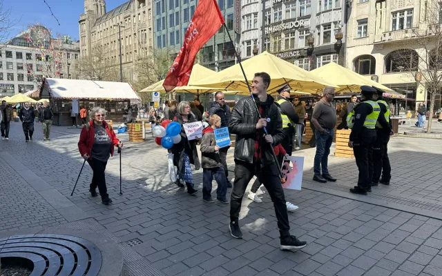 FOTO: Praha se rozdělila na dva tábory. Protestovalo se za práva žen i proti potratům