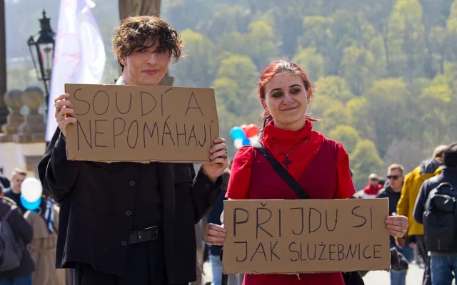 FOTO: Pískot i zásah policie. Pochod pro život v Praze opět rozvířil emoce